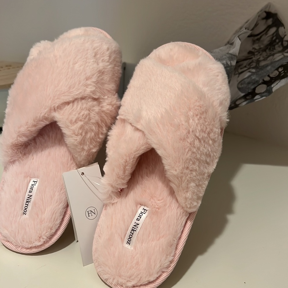 New with tags Size SMALL Criss Cross Slipper in Buff (pink) 
Flora Nikrooz